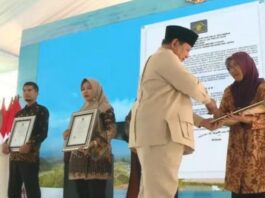 Presiden RI Prabowo Subianto menyerahkan surat keputusan (SK) badan hukum Koperasi Desa(Kopdes) dan Koperasi Kelurahan (Kopkel) Merah Putih kepada perwakilan lima ketua koperasi dalam rangkaian peluncuran program nasional Kopdes/Kopkel Merah Putih di Desa Bentangan, Wonosari, Klaten, Jawa Tengah, Senin (21/7/2025). (Dok. Istimewa)