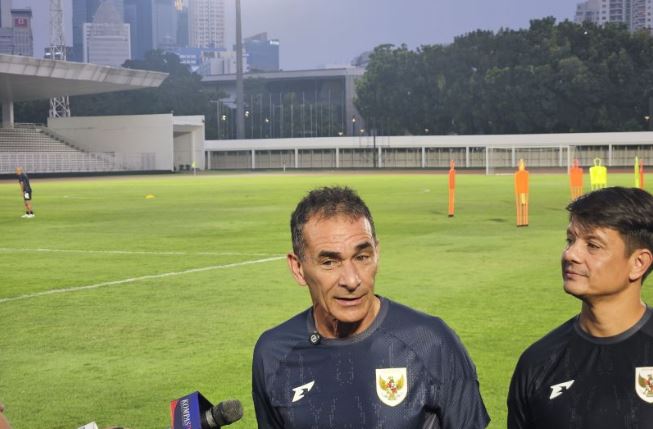 Pratinjau Indonesia Vs Malaysia Tatap Laga Hidup-Mati di ASEAN U-23 Pelatih timnas Indonesia U-23 Gerald Vanenburg, menjawab pertanyaan pewarta sebelum memimpin latihan tim di Stadion Madya, Jakarta, Minggu (20/7/2025). (Dok. Istimewa)