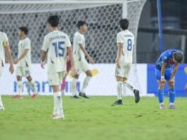 Pesepak bola Timnas U-23 Filipina Javier Ale andro Mariona (kedua kanan) tertunduk lesu usai dikalahkan Timnas U-23 Thailand dalam pertandingan perebutan posisi tiga Piala AFF U-23 2025 di Stadion Utama Gelora Bung Karno (SUGBK), Senayan, Jakarta, Senin (28/7/2025). Thailand meraih posisi ketiga setelah mengalahkan Filipina dengan skor 3-1. (Dok. Istimewa)