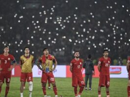 Pesepak bola Timnas Indonesia (dari kiri ke kanan) Jay Noah Idzes, Kevin Diks, Shayne Pattynama, Calvin Verdonk, Nathan Tjoe A On dan Jordi Amat berdiri di tengah lapangan usai bertanding melawan Timnas Jepang dalam laga Grup C Babak Ketiga Kualifikasi Piala Dunia 2026 di Stadion Utama Gelora Bung Karno (SUGBK), Senayan, Jakarta, Jumat (15/11/2024). (Dok. Istimewa)