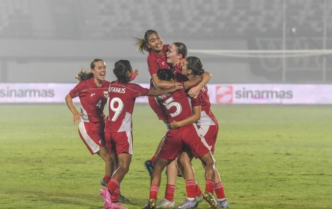 Timnas Putri Indonesia Takluk dari Pakistan 0-2 Pesepak bola Timnas Putri Indonesia Isa Guusje Warps (kedua kanan) bersama rekan merayakan gol ke gawang Timnas Putri Kirgistan pada pertandingan kualifikasi Piala Asia Wanita 2026 Grup D di Stadion Indomilk Arena, Kabupaten Tangerang, Banten, Minggu (29/6/2025). (Dok. Istimewa)