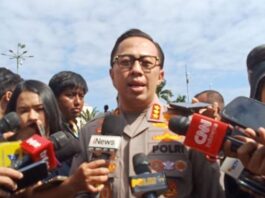 MENYAMPAIKAN: Kabid Humas Polda Metro Jaya Kombes Ade Ary Syam di kawasan Gedung DPR, Jakarta, Kamis (28/8/2025). (Dok. Istimewa)