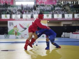Atlet Sambo Jawa Barat Deni Arif Fadilah (kiri) bertarung melawan Muhammad Noor dari Kalimantan Selatan (kanan) di kelas 71 kg putra PON XXI/2024 Aceh-Sumut di GOR Stabat, Langkat, Sumatera Utara, Rabu (18/9/2024). (Dok. Istimewa)
