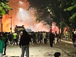 Suasana demonstrasi di depan Mako Brimob Polda Metro Jaya, Kwitang, Jakarta Pusat, Jumat (29/8/2025) malam. (Dok.Istimewa)