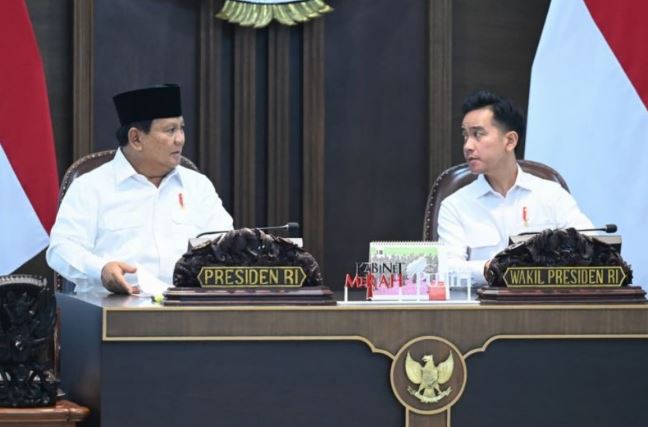 Gibran Dampingi Prabowo Pimpin Sidang Kabinet Bahas Stabilitas Wakil Presiden Gibran Rakabuming Raka (kanan) mendampingi Presiden Prabowo Subianto memimpin Sidang Kabinet Paripurna di Ruang Sidang Kabinet, Istana Kepresidenan Jakarta, pada Minggu (31/8/2025). (Dok. Istimewa)