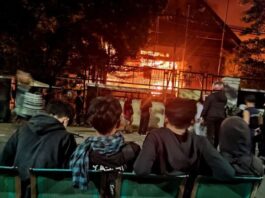 POTRET: Warga menyaksikan saat detik-detik Kantor DPRD Sulawesi Selatan terbakar di Jalan Urip Sumoharjo Makassar, Sulawesi Selatan, Sabtu (30/8/2025) dini hari. (Dok. Istimewa)