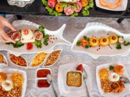 Petugas menata makanan olahan ikan di salah satu stan saat Gebyar Dapur Sehat Atasi Stunting di Bandung, Jawa Barat, Rabu (6/8/2025). Gebyar Dapur Sehat Atasi Stunting yang diikuti oleh 15 dapur sehat dari berbagai kecamatan di Kota Bandung dan puluhan pelaku UMKM tersebut menampilkan makanan-makanan sehat dari berbagai olahan ikan serta digelar dalam rangka Hari Keluarga Nasional ke-32. (Dok. Istimewa)