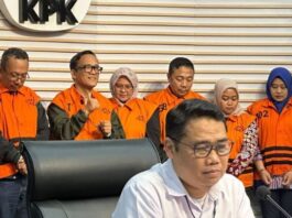 Wakil Menteri Ketenagakerjaan Immanuel Ebenezer Gerungan (kedua kiri) mengacungkan jempol saat ditampilkan sebagai salah satu dari 11 tersangka kasus dugaan pemerasan terkait pengurusan sertifikat keselamatan dan kesehatan kerja (K3) di lingkungan Kementerian Ketenagakerjaan, di Gedung Merah Putih KPK, Jakarta, Jumat (22/8/2025). (Dok. Istimewa)