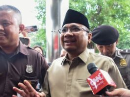 Mantan Menteri Agama Yaqut Cholil Qoumas (tengah) berjalan menuju Gedung Merah Putih KPK, Jakarta, Kamis (7/8/2025). Yaqut Cholil Qoumas akan dimintai keterangan oleh KPK dalam penyelidikan kasus dugaan korupsi kuota haji khusus 2024. (Dok. Istimewa)