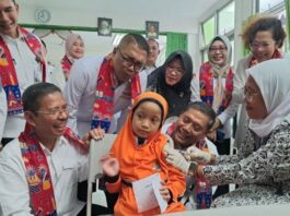 POTRET: Kepala Kantor Staf Presiden (KS) Letnan Jenderal TNI (Purn) AM Putranto menyemangati pelajar untuk imunisasi saat meninjau CKG di MIN 8 Jakarta, Senin (4/8/2025). (Dok. Istimewa)