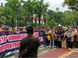 Massa aksi saat menggelar demontrasi di depan gedung Mahkamah Agung, Jakarta, Kamis (7/8/2025). (Dok. Istimewa)