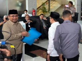 POTRET: Mantan Menteri Agama Yaqut Cholil Qoumas (kiri) saat tiba di Gedung Merah Putih KPK, Jakarta, Kamis (7/8/2025). (Dok. Istimewa)