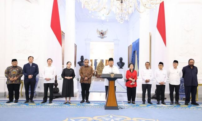 Presiden Minta DPR Ingatkan Wakil Rakyat agar Peka, Berpihak ke Rakyat Presiden Prabowo Subianto menyampaikan pernyataan hasil pertemuan dengan pemimpin partai politik dan lembaga negara di Istana Merdeka, Jakarta, Minggu (31/8/2025). (Dok. Istimewa)
