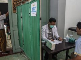 Dokter spesialis memeriksa kesehatan pasien saat pelaksanaan program Speling atau Dokter Spesialis Keliling di Solo, Jawa Tengah, Kamis (19/6/2025). Program yang digagas Gubernur Jawa Tengah Ahmad Luthfi itu untuk memberikan layanan kesehatan gratis serta mendekatkan akses layanan kesehatan spesialis kepada masyarakat di seluruh Jawa Tengah, terutama yang kesulitan menjangkau fasilitas kesehatan di wilayah terpencil. (Dok. Istimewa)