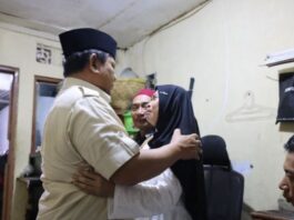 Presiden RI Prabowo Subianto saat melayat ke rumah duka pengendara ojol, Affan Kurniawan, di Jalan Tayu, Menteng, Jakarta Pusat, Jumat (29/8/2025). (Dok. Istimewa)