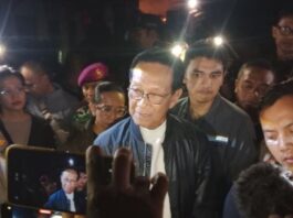 Raja Keraton Yogyakarta yang juga Gubernur DIY Sri Sultan Hamengku Buwono X memberikan keterangan usai menemui massa demonstrasi di halaman Mapolda DIY, Sabtu (30/8/2025) dini hari. (Dok. Istimewa)