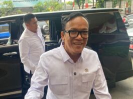 POTRET: Wakil Menteri Ketenagakerjaan Immanuel Ebenezer Gerungan (Noel) mendampingi korban penahanan ijazah oleh PT Duta Palma, Hebben Tarnando untuk memenuhi panggilan di Polres Metro Jakarta Selatan (Polres Metro Jaksel), Jakarta, Senin (14/7/2025). (Dok. Istimewa)