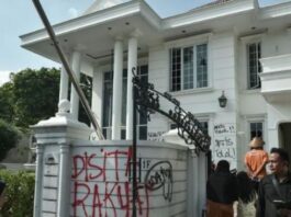 POTRET: Sejumlah massa tidak dikenal mendatangi rumah Anggota DPR Surya Utama atau Uya Kuya di Pondok Bambu, Jakarta Timur, Minggu (31/8/2025). (Dok. Istimewa)