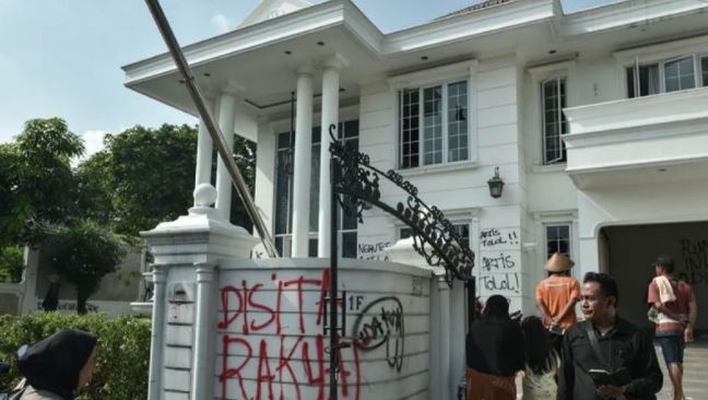 4 Orang Ditetapkan Sebagai Tersangka Penjarahan Rumah Uya Kuya POTRET: Sejumlah massa tidak dikenal mendatangi rumah Anggota DPR Surya Utama atau Uya Kuya di Pondok Bambu, Jakarta Timur, Minggu (31/8/2025). (Dok. Istimewa)