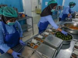 POTRET: Sejumlah petugas SPPG menyiapkan Makan Bergizi Gratis (MBG) di SPPG Tunggala Kendari, Sulawesi Tenggara, Senin (29/9/2025). (Dok. Istimewa)