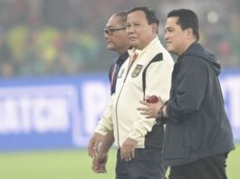 Presiden Prabowo Subianto (tengah) didampingi Ketua Umum PSSI Erick Thohir (kanan) dan Manager Timnas Indonesia Sumarji (kiri) menyapa para pemain usai pertandingan melawan Timnas China pada laga Kualifikasi Piala Dunia 2026 putaran ketiga Grup C di Stadion Utama Gelora Bung Karno, Jakarta, Kamis (5/6/2025). (Dok. Istimewa)