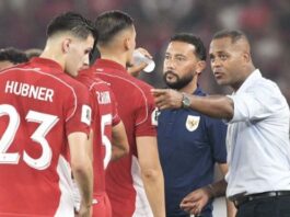 POTRET: Pelatih Timnas Indonesia Patrick Kluivert (kanan) didampingi asisten pelatih Denny Landzaat (kedua kanan) memberikan arahan kepada anak asuhnya pada pertandingan Kualifikasi Piala Dunia 2026 putaran ketiga Grup C melawan Timnas China di Stadion Utama Gelora Bung Karno, Jakarta, Kamis (5/6/2025). (Dok. Istimewa)