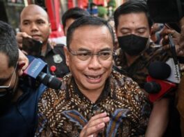 Bupati Pati Sudewo (tengah) berjalan keluar usai menjalani pemeriksaan di Gedung Merah Putih KPK, Jakarta, Rabu (27/8/2025). (Dok. Istimewa)