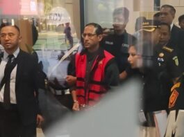 POTRET: Mantan Menteri Pendidikan, Kebudayaan, Riset, dan Teknologi (Mendikbudristek) Nadiem Makarim (tengah) bersama tim kuasa hukumnya berjalan menuju mobil tahanan usai ditetapkan sebagai tersangka kasus dugaan korupsi dalam pengadaan laptop Chromebook di Kemendikbudristek pada tahun 2019-2022 di Gedung Jampidsus Kejaksaan Agung, Jakarta, Kamis (4/9/2025).(Dok. Istimewa)