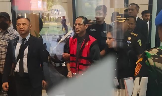 Kejagung Tetapkan Nadiem Makarim Tersangka Kasus Korupsi Chromebook POTRET: Mantan Menteri Pendidikan, Kebudayaan, Riset, dan Teknologi (Mendikbudristek) Nadiem Makarim (tengah) bersama tim kuasa hukumnya berjalan menuju mobil tahanan usai ditetapkan sebagai tersangka kasus dugaan korupsi dalam pengadaan laptop Chromebook di Kemendikbudristek pada tahun 2019-2022 di Gedung Jampidsus Kejaksaan Agung, Jakarta, Kamis (4/9/2025).(Dok. Istimewa)