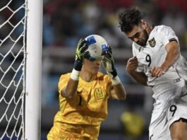 Pesepak bola Timnas Indonesia U-23 Jens Raven (kanan) gagal menyundul bola yang ditangkap oleh penjaga gawang Timnas Korea Selatan U-23 Moon Hyunho (kiri) dalam kualifikasi Grup J Piala Asia U-23 2026 di Stadion Gelora Delta Sidoarjo, Jawa Timur, Selasa (9/9/2025). (Dok. Istimewa)