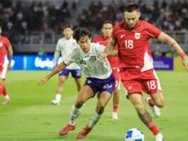 Pesepakbola Timnas Indonesia Marc Klok (kanan) berebut bola dengan Chih Yu Kung (kedua kanan) saat FIFA Match Day di Stadion Gelora Bung Tomo, Surabaya, Jumat (5/9/2025) malam. (Dok. Istimewa)