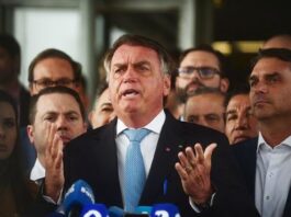 Mantan Presiden Brasil Jair Bolsonaro (tengah) berbicara kepada media di Senat Federal di Brasilia, Brasil (26/3/2025). (Dok. Istimewa)