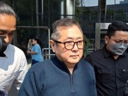 MENYAMPAIKAN: Komisaris PT Dosni Roha Logistik (PT DRL) Bambang Rudijanto Tanoesoedibjo alias Rudy Tanoe bungkam usai diperiksa tim penyidik KPK sebagai saksi kasus dugaan korupsi penyaluran bantuan sosial (bansos) beras di Gedung Merah Putih KPK, Jakarta Selatan, Kamis (14/12/2023). (Dok. Istimewa)