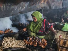 Ilustrasi - Pekerja melakukan proses pengolahan ikan asap di sentra pengasapan ikan Bandarharjo, Semarang, Jawa Tengah, Rabu (10/9/2025). Kementerian Koordinator Bidang Perekonomian mencatat realisasi penyaluran kredit usaha rakyat (KUR) di Jawa Tengah per 31 Agustus 2025 tertinggi nasional yaitu mencapai Rp30,48 triliun dengan jumlah penerima sebanyak 590.316 debitur. (Dok. Istimewa)