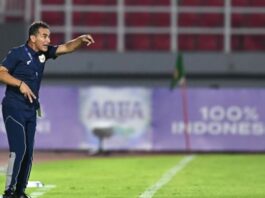 Pelatih Timnas U-23 Indonesia Gerald Vanenburg memberikan arahan kepada pemainnya saat bertanding melawan Timnas U-23 Laos dalam Kualifikasi Grup J Piala Asia U-23 2026 di Stadion Gelora Delta Sidoarjo, Jawa Timur, Rabu (3/9/2025) malam. (Dok. Istimewa)