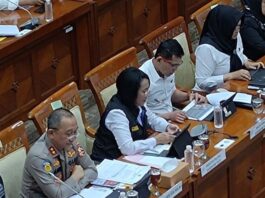 Direktur Direktorat Tindak Pidana Perdagangan Perempuan dan Anak–Tindak Pidana Perdagangan Orang (TPPA–TPPO) Bareskrim Polri Brigjen Pol Nurul Azizah (ketiga dari kiri) memaparkan laporan pihaknya dalam Rapat Dengar Pendapat Umum Komisi III DPR di Kompleks Parlemen, Jakarta, Senin (22/9/2025). (Dok. Istimewa)