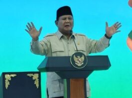 MENYAMPAIKAN: Presiden RI Prabowo Subianto berpidato dalam acara akad massal 26 ribu Kredit Pemilikan Rumah (KPR) Sejahtera Fasilitas Likuiditas Pembiayaan Perumahan (FLPP) sekaligus serah terima kunci di Perumahan Pesona Kahuripan 10, Cileungsi, Bogor, Jawa Barat, Senin (29/9/2025). (Dok. Istimewa)