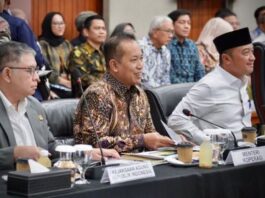 Menteri Koperasi Ferry Juliantono (tengah) mengikuti Rapat Koordinasi Satgas Percepatan Program Strategis Pemerintah (P2SP) di Jakarta, Rabu (22/10/2025). (Dok. Istimewa)