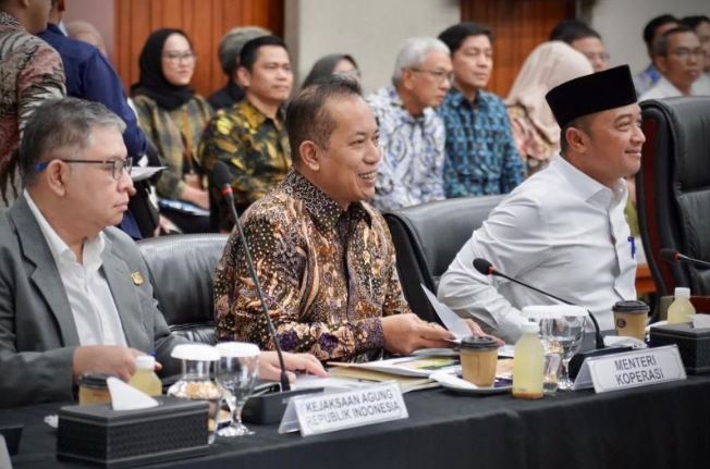681 Tenaga Kerja Sudah Terserap Lewat Kopdes Merah Putih Menteri Koperasi Ferry Juliantono (tengah) mengikuti Rapat Koordinasi Satgas Percepatan Program Strategis Pemerintah (P2SP) di Jakarta, Rabu (22/10/2025). (Dok. Istimewa)