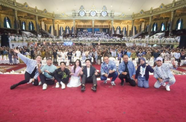 Cara Gen Z Bertahan dan Nikmati Posisi di Lingkungan Dunia Kerja POTRET: Wali Kota Surabaya Eri Cahyadi dan Wakil Wali Kota Armuji bersama Presiden Gen Z Rian Fahradi, artis Elsa Japasal, dan konten kreator Jerome Polin sesuai acara bertajuk