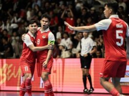 Pemain timnas futsal Indonesia Muhammad Shyaifullah (kiri) bersama rekan-rekan melakukan selebrasi setelah mencetak gol ke gawang Belanda dalam lanjutan AQUA Futsal Four Nations Cup 2025 di GBK Basketball Hall, Jakarta, Sabtu (20/9/2025). (Dok. Istimewa)