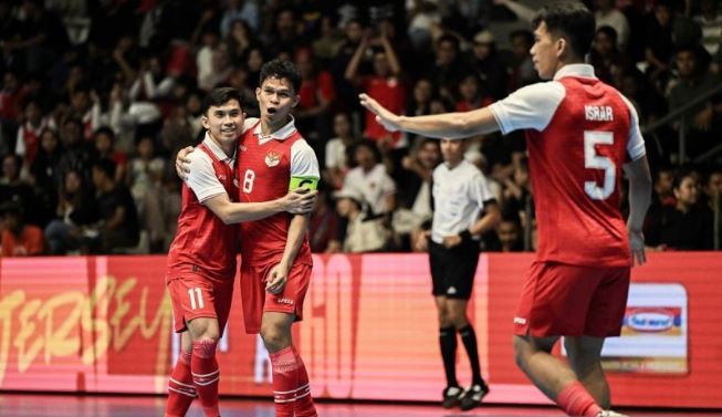 FFI Umumkan Staf Kepelatihan Timnas Futsal Indonesia U-16 dan U-19 Pemain timnas futsal Indonesia Muhammad Shyaifullah (kiri) bersama rekan-rekan melakukan selebrasi setelah mencetak gol ke gawang Belanda dalam lanjutan AQUA Futsal Four Nations Cup 2025 di GBK Basketball Hall, Jakarta, Sabtu (20/9/2025). (Dok. Istimewa)