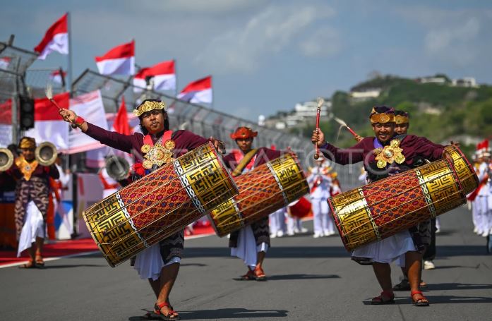 Harmoni Kerukunan Umat di Tanah Serumpun Sebalai ILUSTRASI: The distinctive art of Lombok Island’s Sasak Island Gendang Beleq appeared in the opening of MotoGP Indonesia 2025 in the Mandalika International Circuit, Central Lombok, West Nusa Tenggara, Sunday (5/10/2025). (Dok. Istimewa)
