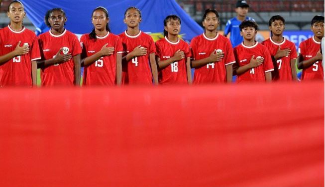 Kalah 0-1 dari Myanmar, Indonesia Gagal ke Piala Asia Putri U-17 Foto arsip - Timnas Indonesia Putri U-17 menyanyikan lagu Indonesia Raya sebelum pertandingan Grup A Piala Asia Putri U-17 2024 melawan Timnas Filipina Putri U-17 di Stadion Kapten I Wayan Dipta Gianyar, Bali, Senin (6/5/2024). (Dok. Istimewa)