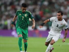Pemain Arab Saudi Al-Juwayr (kiri) mencoba melewati hadangan gelandang Irak, Ibrahim Bayesh dalam pertandingan putaran keempat Kualifikasi Piala Dunia 2026 zona Asia di Stadion King Abdullah pada Rabu (15/10/2025). (Dok. Istimewa)