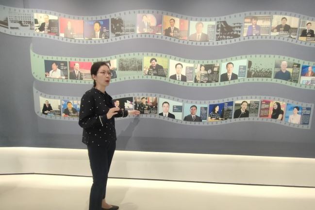 Luar Biasa, Bahasa Indonesia Diminati Perguruan Tinggi di China Dosen Bahasa Indonesia di Guangdong University of Foreign Studies (GUFS) Xiao Lixian yang akrab disapa Melati di ruang sejarah Universitas Bahasa-Bahasa Asing Guangdong di Guangzhou, China, Kamis (16/20/2025). (Dok. Istimewa)