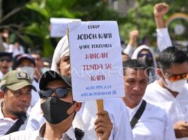 Arsip - Pengunjuk rasa yang tergabung dalam Forum Aliansi Calon Pegawai Pemerintah dengan Perjanjian Kerja (PPPK) NTB Tahun 2024 memegang poster saat mengikuti aksi damai di kantor DPRD NTB di Mataram, NTB, Senin (10/3/2025). Ribuan Calon Pegawai Pemerintah dengan Perjanjian Kerja (PPPK) NTB tahun 2024 tersebut melakukan aksi damai penolakan penundaan pengangkatan CASN dan PPPK Tahun 2024. (Dok. Istimewa)