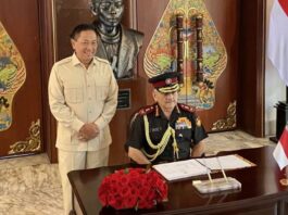 POTRET: Wakil Menteri Pertahanan RI Donny Ermawan Taufanto (kiri) menyambut kedatangan Kepala Staf Pertahanan Angkatan Bersenjata (CDS) India Jenderal Anil Chauhan (kanan) sebelum bertemu dengan Menteri Pertahanan RI Sjafrie Sjamsoeddin di Kantor Kementerian Pertahanan, Jakarta, Selasa (28/10/2025). (Dok. Istimewa)