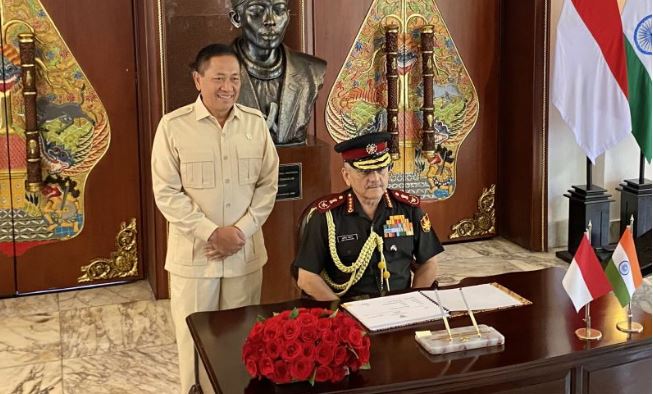 Menhan RI terima CDS India, bahas kerja sama pertahanan hingga militer POTRET: Wakil Menteri Pertahanan RI Donny Ermawan Taufanto (kiri) menyambut kedatangan Kepala Staf Pertahanan Angkatan Bersenjata (CDS) India Jenderal Anil Chauhan (kanan) sebelum bertemu dengan Menteri Pertahanan RI Sjafrie Sjamsoeddin di Kantor Kementerian Pertahanan, Jakarta, Selasa (28/10/2025). (Dok. Istimewa)