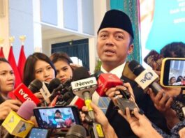 MENYAMPAIKAN: Menteri Sekretaris Negara (Mensesneg) Prasetyo Hadi menyampaikan keterangan di kompleks Istana Kepresidenan, Jakarta, Rabu (8/10/2025). (Dok. Itsimewa)
